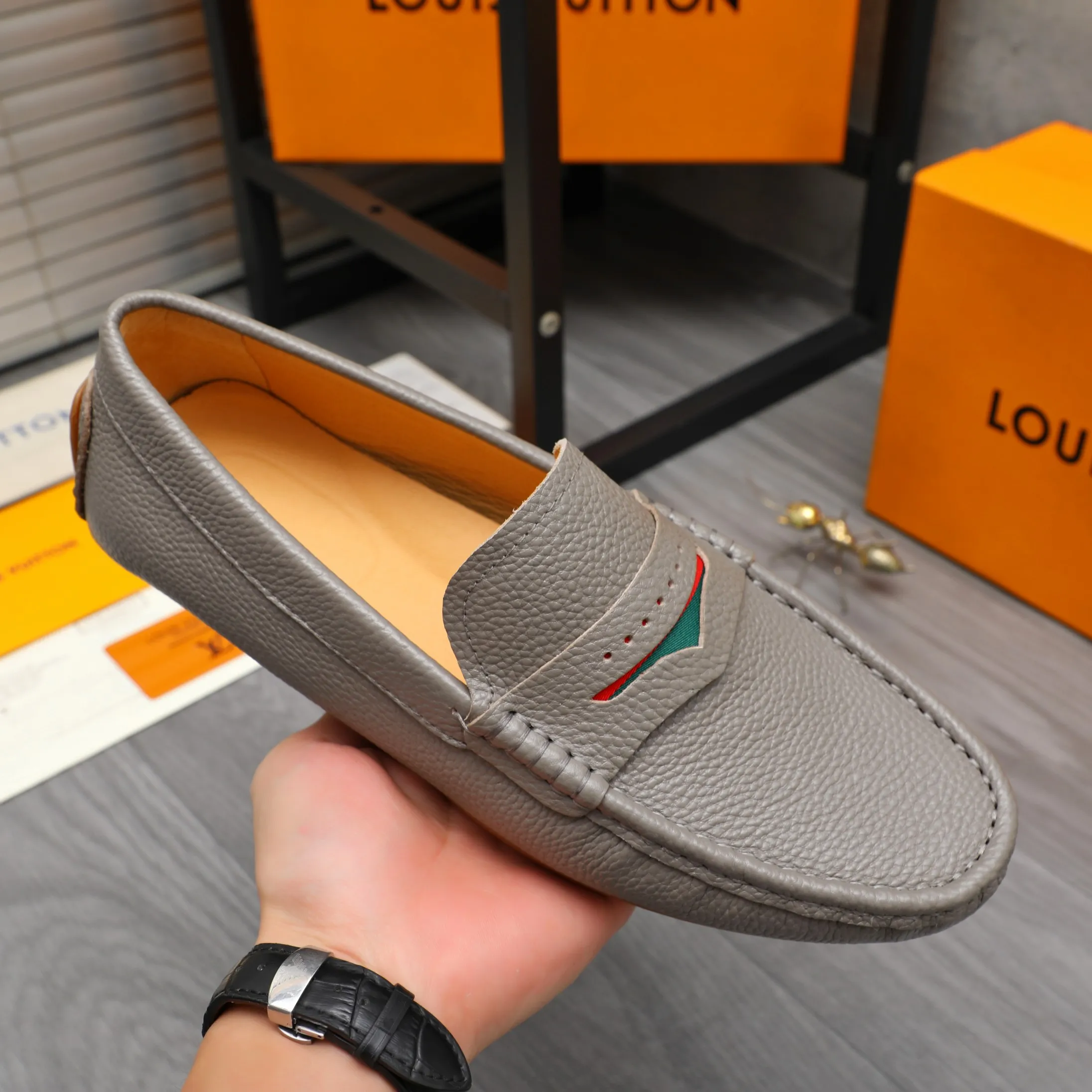 Men's shoes 💰360 Product trademark: LV "Louis Vuitton" casual slip-on men's shoes Regular size: 38-45 Product material: Selected pebbled cowhide upper, pigskin lining, rubber outsole